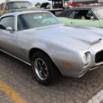 Comparte diseño con el famoso Trans Am, pero con precios más bajos. Mantiene el estilo agresivo y el rendimiento V8.