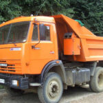Kamaz es líder en camiones pesados, famoso en el Rally Dakar. Modelos como KAMAZ-43118 y KAMAZ-5490 muestran su fortaleza en logística comercial y vehículos militares. Su especialización hace prácticamente imposible su entrada al mercado estadounidense.