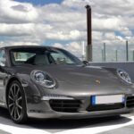 En el mundo del alto rendimiento, Porsche logra algo extraordinario: sus coches pueden conservar hasta el 83% de su valor después de cinco años, una cifra prácticamente imbatible en el mercado. El mejor ejemplo es el legendario Porsche 911, un deportivo icónico cuya demanda global sigue siendo altísima incluso décadas después de su lanzamiento. Este fenómeno demuestra que los deportivos con historia, ingeniería de primer nivel y producción limitada pueden convertirse en auténticas inversiones sobre ruedas.