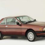 Entre los deportivos europeos más criticados aparecen el Maserati Biturbo y el Lancia Gamma. El Biturbo, lanzado por Maserati en los años 80, fue innovador al ser uno de los primeros coches de producción con doble turbocompresor, pero su baja calidad de construcción provocó fugas de motor, fallos eléctricos y numerosos problemas mecánicos. Por su parte, el Gamma de Lancia tenía un diseño elegante típico de los años 70, pero un fallo en el sistema de dirección asistida podía causar daños graves en el motor, además de problemas de sobrecalentamiento y juntas defectuosas. Ambos modelos demostraron que incluso las marcas con gran historia pueden cometer errores técnicos que dañan su reputación durante años.
