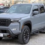 La Nissan Frontier completa la lista como una de las pickups medianas más duraderas. Fabricada por Nissan, su principal ventaja ha sido mantener durante años una mecánica relativamente simple y probada, lo que permite que muchos modelos acumulen kilómetros sin grandes complicaciones. Para quienes buscan una camioneta robusta y fácil de mantener, la Frontier representa una opción capaz de seguir trabajando mucho después de que otros vehículos hayan desaparecido de la carretera.