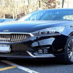 El Kia Cadenza de 2018 parecía una buena apuesta dentro del segmento de sedanes grandes, gracias a su confort y a su precio competitivo. Sin embargo, varios propietarios señalaron problemas relacionados con el sistema de refrigeración del motor, el sistema de combustible y el climatizador. Además, el modelo fue criticado por su visibilidad trasera limitada y por el rendimiento mediocre de los faros en algunas versiones.