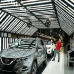 El plan de rescate incluye recortar 20.000 puestos de trabajo, aproximadamente el 15 % de la plantilla global, además del cierre de 7 de sus 17 fábricas en el mundo. La compañía también busca emitir cerca de 5.000 millones de dólares en nueva deuda, incluyendo bonos convertibles. Debido a su calificación crediticia deteriorada, los intereses podrían costarle entre 250 y 400 millones de dólares al año, lo que añade más presión a sus finanzas.