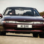 El Subaru SVX reemplazó al XT con un enfoque más lujoso y mayor tamaño. Equipado exclusivamente con un motor bóxer de seis cilindros de 3.3 litros y más de 200 HP, fue el Subaru más potente de su época. Sin embargo, la transmisión automática limitaba su rendimiento deportivo, ya que la marca no tenía una caja manual capaz de soportar su torque.