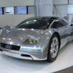 El Audi Avus quattro debutó en el Salón del Automóvil de Tokio de 1991 con una impactante carrocería de aluminio pulido. Fue diseñado alrededor de un innovador motor W12 conceptual que posteriormente inspiraría a varios modelos del Grupo Volkswagen.