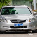 El Honda Accord completa esta lista como uno de los sedanes más duraderos de la historia. Con mantenimiento básico, es habitual que supere las 200.000 millas sin problemas graves. Su equilibrio entre calidad, dinámica de conducción y fiabilidad ha sido reconocido por Consumer Reports con el premio Best Buy, consolidando al Accord como uno de los coches más longevos y confiables jamás fabricados.