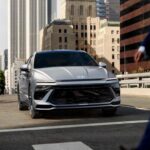 El Hyundai Sonata SE 2026 cierra la lista con un enfoque muy tecnológico dentro del segmento de los sedanes medianos. Con un precio inicial cercano a 27.450 dólares, ofrece un nivel de equipamiento sorprendente incluso en su versión básica.

De serie incluye una gran pantalla táctil de 12,3 pulgadas, Apple CarPlay y Android Auto inalámbricos y materiales interiores de buena calidad, creando un ambiente moderno y futurista. Además, el modelo también está disponible en versión híbrida, lo que permite combinar tecnología, eficiencia y confort por menos de 30.000 dólares.