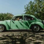 El Volkswagen Tiguan combina un diseño exterior llamativo con un interior moderno y cómodo. A pesar de algunas dudas sobre la fiabilidad mecánica de la marca, los últimos modelos han mejorado significativamente. Sus sistemas de seguridad y asistencia al conductor, junto con la calidad de materiales, hacen del Tiguan una opción equilibrada para quienes buscan un SUV confiable y con estilo europeo. Los expertos lo posicionan como un vehículo que ofrece comodidad y tecnología sin sacrificar el desempeño básico.