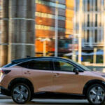 El Nissan Ariya sorprende por aparecer en esta lista siendo un modelo relativamente reciente. Su discontinuación temprana genera dudas sobre su soporte a largo plazo. A esto se suman críticas por su carga lenta y rendimiento poco destacable, lo que reduce su atractivo como compra usada.