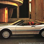 El Hummer H2 fue más un símbolo de estatus que un vehículo práctico. Su consumo de combustible extremadamente alto y su gran tamaño lo hacían poco manejable en entornos urbanos. Además, su utilidad real no estaba a la altura de su apariencia robusta, lo que provocó una rápida caída en popularidad.