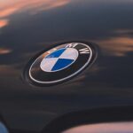 BMW lidera entre las marcas europeas de lujo en fiabilidad, destacando modelos como el Serie 2 y el X5 2026, con precios entre $40,000 y $131,000. Aunque el mantenimiento a 10 años puede alcanzar los $16,021, la marca mantiene un alto rendimiento y fiabilidad general, registrando solo 189 problemas por cada 100 vehículos según JD Power, lo que confirma que un BMW bien cuidado puede superar incluso a Volvo en consistencia y durabilidad.