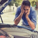 Escuchar golpes, chirridos o temblores durante la prueba de manejo es una alerta roja. Un sonido de golpeteo puede indicar problemas graves en el motor, con reparaciones que pueden costar miles de euros. Además, si el vendedor minimiza estos ruidos, es una señal de que el coche podría no ser confiable.