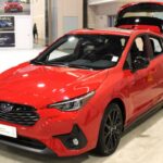 El Subaru Impreza 2026 ofrece precios ajustados y altas calificaciones de confiabilidad en diseño, sistemas electrónicos y motor, superando a la competencia reciente. IIHS lo premió en pruebas de choque frontal y lateral, prevención de colisiones y faros, mientras que la NHTSA no reporta retiros del mercado y apenas 10 quejas del fabricante. CarEdge indica que los costes de mantenimiento son apenas $598 superiores a vehículos similares, compensados por su seguridad y durabilidad.