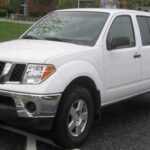 El Nissan Frontier es un pickup compacto que ha demostrado ser casi indestructible, especialmente los modelos de 2005 a 2015. Con un motor V6 resistente y un diseño pensado para soportar uso todoterreno, los propietarios reportan superar los 200.000 kilómetros sin inconvenientes graves, consolidando al Frontier como una opción sencilla, duradera y confiable para quienes buscan un camión práctico y resistente.