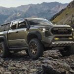 El Toyota Tacoma es conocido por su resistencia casi indestructible y habilidades todoterreno. Modelos recientes y antiguos superan con facilidad los desafíos del kilometraje elevado, consolidando su reputación como una camioneta que “simplemente no se rinde”. Su fiabilidad ha sido reconocida incluso por celebridades como Tom Hanks, demostrando que calidad y durabilidad trascienden generaciones y estilos de vida.