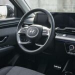 Se incorporan superficies soft-touch, iluminación ambiental y mandos con mejor tacto. El salto en calidad percibida es evidente frente a la generación anterior.