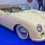 Uno de los modelos más puros de los inicios de Porsche. Ligero, minimalista y con diseño atemporal, su producción reducida lo posiciona como una de las piezas más codiciadas.