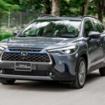 El Toyota Corolla Cross, con precio inicial de $24,935, capacidad de remolque de 1,500 libras y llantas de 18 pulgadas opcionales, también logra que apenas 40% de sus propietarios volvería a comprarlo. A pesar de su confiabilidad, algunos conductores critican su diseño y desempeño comparado con alternativas más dinámicas en el segmento.