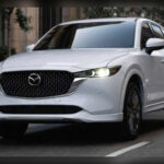 El Mazda CX-5 ofrece una conducción más deportiva y refinada. Su tracción integral de serie y calidad interior lo posicionan como una opción más premium.