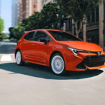 La versión hatchback del Corolla mantiene prácticamente la misma eficiencia que el sedán: 35 mpg combinados, con 32 mpg en ciudad y 41 mpg en carretera.

Su diseño compacto ofrece mayor flexibilidad de carga, mientras el motor 2.0 litros conserva la eficiencia. Además, su autonomía estimada llega a 462 millas.
