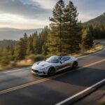 La forma de conducir también tiene un impacto directo en el desgaste de los componentes. Aceleraciones bruscas, frenadas fuertes o una conducción agresiva pueden acortar la vida útil del motor, los frenos y la transmisión. Por el contrario, una conducción más suave y constante reduce el desgaste general del vehículo y ayuda a mantener bajos los gastos de mantenimiento.