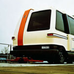 El Mazda CVS (Computer-Controlled Vehicle System) fue un experimento de conducción autónoma con asientos de cuero, puertas corredizas y teléfono integrado. Aunque parecía ciencia ficción, Mazda ya exploraba la movilidad autónoma décadas antes de que fuera una tendencia real, mostrando visión tecnológica avanzada.