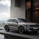 El Sorento es un SUV mediano con costos de mantenimiento relativamente bajos para su tamaño. El promedio anual es de 533 dólares, y el mantenimiento total estimado en diez años ronda 8.246 dólares.

Además, Kia ofrece una de las mejores garantías del mercado: 5 años o 60.000 millas de garantía básica y 10 años o 100.000 millas para el tren motriz.