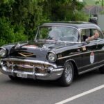 Símbolo del optimismo de los 50. No es deportivo, pero su andar suave, el estilo cromado y el V8 lo convierten en un clásico que todavía se disfruta al volante.