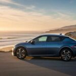 El EV6 de Kia sobresale por su conducción ágil y carga rápida. Combina diseño moderno con eficiencia, aunque algunos materiales interiores no transmiten una sensación totalmente premium.