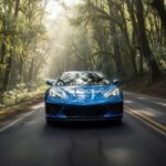 El Chevrolet Corvette revolucionó el modelo con motor central y más de 490 CV en versión base. Aun así, algunos puristas cuestionan la pérdida de identidad tradicional y señalan que el ajuste de chasis puede sentirse menos comunicativo que en generaciones anteriores.