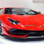 El Lamborghini Aventador, lanzado en 2011, representa la obsesión de la marca por el rendimiento extremo. Su V12 de 6.5 litros supera los 700 hp y alcanza 217 mph. Su carrocería de fibra de carbono, tracción integral y dirección dinámica le dan una presencia brutal tanto visual como mecánica. Sigue siendo uno de los modelos más emblemáticos de Lamborghini.