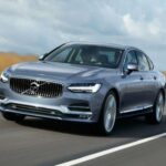 El Volvo S90 ya no se vende nuevo en EE.UU., pero aparece como oportunidad en el mercado certificado de usados. Este sedán grande híbrido enchufable combina interior de lujo, gran potencia y autonomía eléctrica útil para el día a día. Para quienes buscan confort premium sin pagar precio de lanzamiento, puede ser una compra inteligente en el mercado seminuevo.