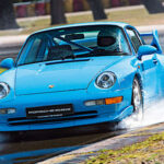 La generación 993 marcó un cambio importante en el diseño del 911, con faros integrados en los guardabarros y parachoques más fluidos. Fue también el último 911 con motor flat-six refrigerado por aire. Las versiones incluían motores de 3.6 y 3.8 litros, y algunas variantes turbo incorporaban doble turbocompresor y tracción integral.