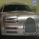 El Audi Rosemeyer, presentado en el año 2000, rindió homenaje a los legendarios autos de competición Auto Union de los años 30. Su diseño retro y su enorme motor de 16 cilindros representaban una mezcla de historia, potencia y lujo, aunque nunca se planificó su producción.