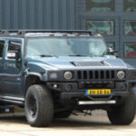 El Hummer H2 fue más un símbolo de estatus que un vehículo realmente útil. Su consumo de combustible era extremadamente alto, su tamaño lo hacía poco práctico en ciudad y, a pesar de su apariencia, no destacaba especialmente en off-road ni en capacidad de carga. Con el tiempo, muchos compradores se dieron cuenta de que no justificaba su precio ni su mantenimiento.