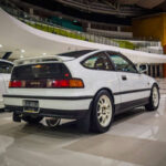 Para quienes querían más emoción, el CRX Si ofrecía más potencia, caja manual de 5 velocidades y una suspensión más firme.
Era accesible, divertido y competitivo frente a rivales como el Toyota MR2 o el Pontiac Fiero, muchas veces superándolos en sensaciones al volante.