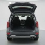 El aumento de la distancia entre ejes mejora el espacio interior. Los asientos traseros reclinables y el piso de carga plano aportan practicidad real para el día a día.