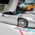 Una bestia de homologación. Solo 20 unidades de calle fueron fabricadas. Con más de 600 CV y victoria en Le Mans 1998, es uno de los Porsche más exclusivos jamás construidos.