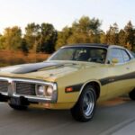 El Charger de 1974 es una puerta de entrada asequible al mundo muscle. Aunque las versiones básicas son modestas, las variantes con motor 400 ofrecen más carácter. Su diseño icónico y su potencial mecánico lo convierten en una excelente base de proyecto.