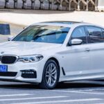 El BMW Serie 5 es famoso por ofrecer una experiencia de conducción dinámica junto con un interior elegante. Los modelos fabricados entre 2011 y 2016 han demostrado ser relativamente confiables cuando reciben el mantenimiento adecuado.

Además de su manejo preciso y deportivo, este sedán de BMW ofrece una amplia gama de motores que se adaptan a distintos estilos de conducción, lo que lo mantiene como uno de los favoritos en el mercado de autos de lujo usados.
