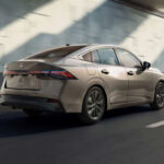 El Nissan Sentra ofrece 34 mpg combinados, con 31 mpg en ciudad y 39 mpg en carretera en sus versiones más eficientes.

Equipado con un motor 2.0 litros de cuatro cilindros, este sedán compacto prioriza una conducción suave y eficiente. Su autonomía estimada es de 422 millas.