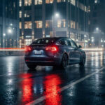 El sistema de frenado combina frenos tradicionales con frenado regenerativo. Cuando levantás el pie del acelerador, el auto empieza a desacelerar mientras recupera energía.

Cuando se requiere frenado fuerte, los frenos convencionales proporcionan una potencia de detención sólida y precisa.

Además, el vehículo incluye varias tecnologías de seguridad, como el sistema Autopilot, frenado automático de emergencia y otras asistencias al conductor.