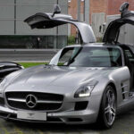 Producido entre 2010 y 2014, es famoso por sus puertas tipo “alas de gaviota” y su poderoso V8 AMG, combinando estilo clásico con tecnología moderna.