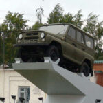 UAZ produce SUVs y vehículos militares pensados para terrenos extremos. Modelos como UAZ Hunter y UAZ Patriot destacan por su simplicidad mecánica y robustez, pero su ingeniería utilitaria no cumple con las normas de seguridad y emisiones estadounidenses.