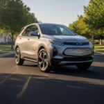 El Equinox EV de Chevrolet apunta al público masivo con buen espacio, precio competitivo y uso familiar sencillo. Está pensado más para ciudad que para terrenos exigentes.