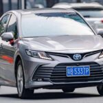El Toyota Camry en 2026 pasa a ser exclusivamente híbrido. Ofrece cerca de 48 mpg, marcando el fin de la era naftera pura en este sedán mediano.