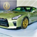 El Nissan GT-R R35, presentado en 2007, se ganó el apodo de “Godzilla” por su dominio en pista. Con su V6 biturbo de 3.8 litros y hasta 565 hp, alcanza 196 mph. Su tracción integral y electrónica avanzada le permitieron competir con supercars mucho más caros. Su combinación de tecnología, velocidad y precio lo convirtió en uno de los deportivos más respetados del siglo XXI.