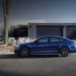 El Audi A5 Sportback ofrece estética deportiva, buen espacio de carga y tracción quattro, funcionando como alternativa elegante a un SUV. Con precios desde unos USD 48.000, puede encontrarse con descuentos según región y stock. Su equilibrio entre performance, diseño y practicidad lo mantiene bien valorado pese al recambio generacional de la gama.
