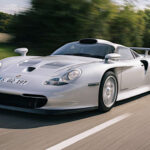 Aunque llevaba el nombre 911, el GT1 era muy diferente de los modelos tradicionales. Utilizaba un motor bóxer de seis cilindros biturbo de 3.2 litros refrigerado por agua, montado en posición central. Las pocas unidades de calle producidas, llamadas “Strassenversion”, generaban alrededor de 540 HP y aceleraban de 0 a 100 km/h en unos 3,6 segundos.