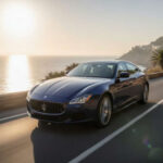 El Maserati Quattroporte refleja las dificultades de la marca italiana en el segmento premium. A pesar de su legado y de recientes actualizaciones tecnológicas, las ventas continúan cayendo. Maserati busca nuevas oportunidades en mercados internacionales, intentando compensar la falta de demanda en sus mercados tradicionales.